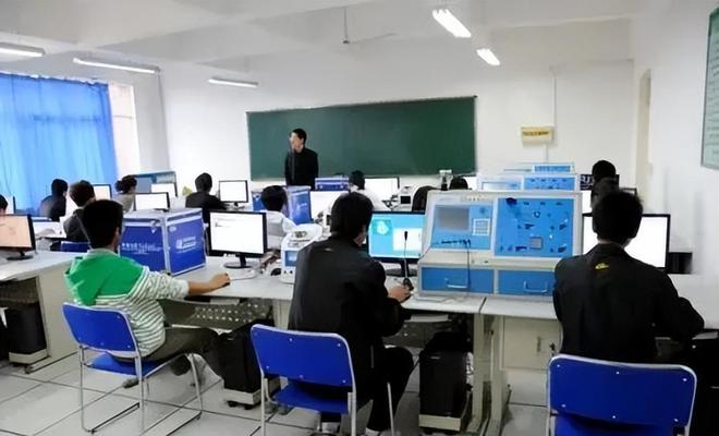 理科二本生的專業(yè)選擇指南 避開3個不推薦專業(yè)，擁抱4個前景廣闊且薪酬優(yōu)厚的計算機(jī)技術(shù)開發(fā)領(lǐng)域